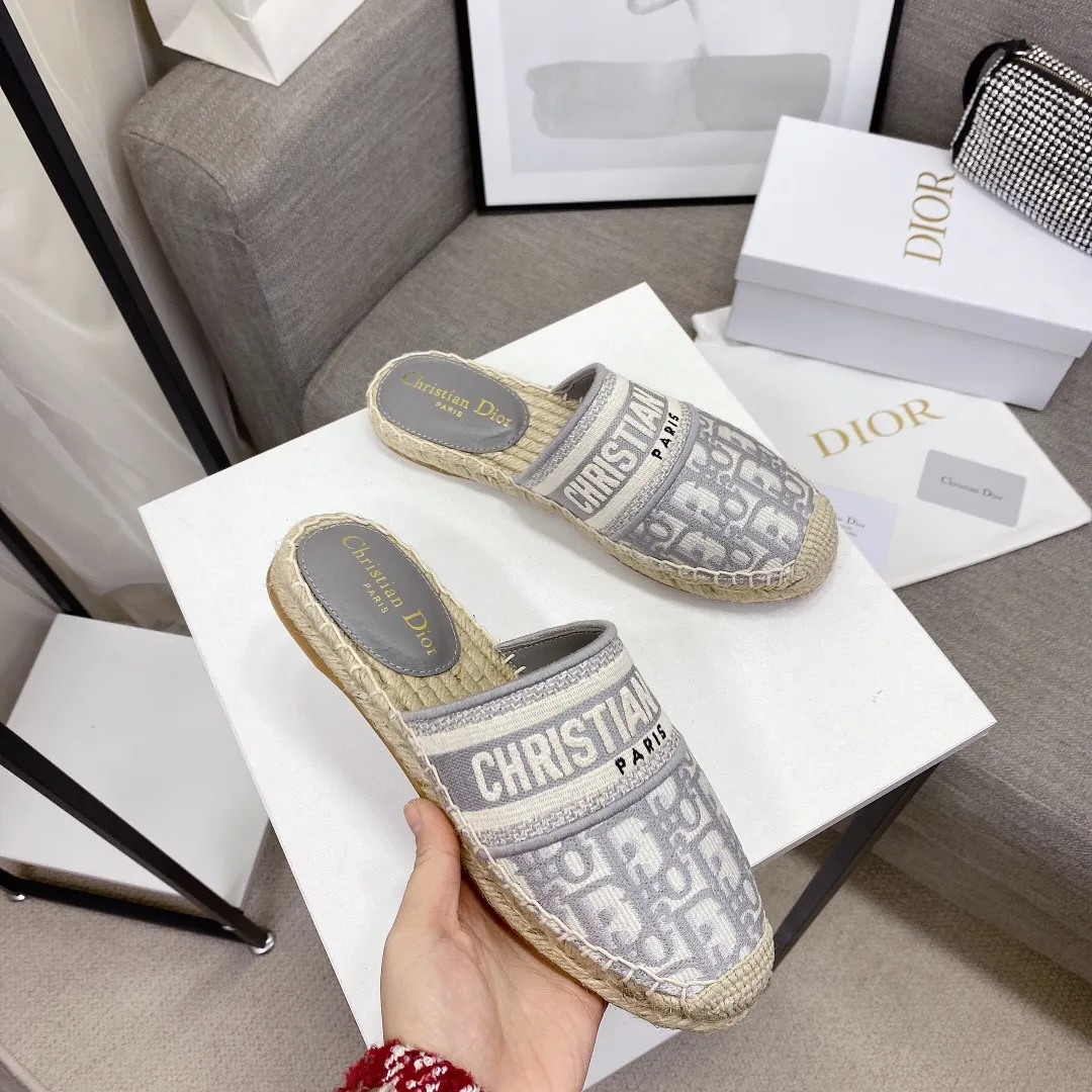 👟👟Ex-factory price 400👟👟 If the top version (original embroidery is done one to one) is cheaper, please avoid Dior | Dior ²⁰²¹𝐬𝐬🧡💚2021 early spring new products top version ⚠️The counter features the latest fisherman shoe series, hard goods are new🆕❥purchase level! Full of high-end feel! A popular model among bloggers at home and abroad, it’s retro and fashionable and looks amazing on your feet! Mainly recommended model on the official website ★━━━━━ ЅᏇєєt ━━━━━▪️ Upper: Original copy of pure cotton thread ➕ Three-dimensional electric embroidery ▪️ Lining: Imported water-dyed sheepskin lining ▪️ Outsole: Original handmade hemp rope combination wear-resistant rubber outsole ▪️ Shoe size: 35-39 (40 is custom-made and cannot be returned or exchanged) ▪️